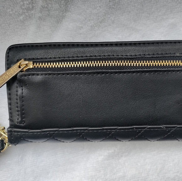 🆕Nanette Lepore | Quilted USB Cell Phone Charging Wristlet Wallet Black & Gold - Picture 2 of 16